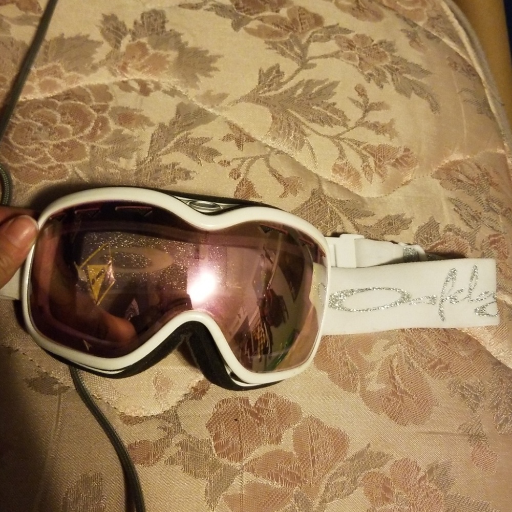 Womans Oakley snowboarding goggles